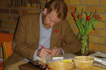 Freiherr Knigge signiert ein Buch