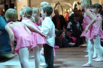 kleine tanzende Kinder kleine tanzende Kinder