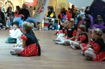 kleine sitzende Kinder kleine sitzende Kinder