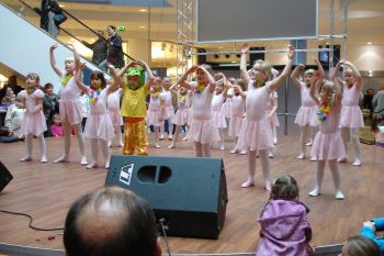 kleine tanzende Kinder kleine tanzende Kinder