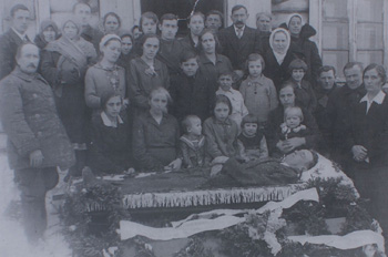 Auf einem alten Foto ist eine Großfamilie zu sehen