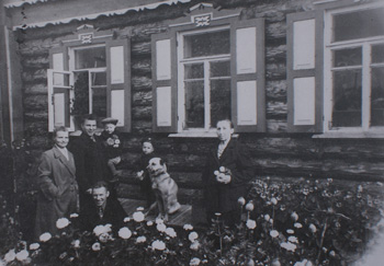 Eine Familie vor einem Blockhaus