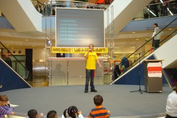 Moderator Tobias auf der Bühne