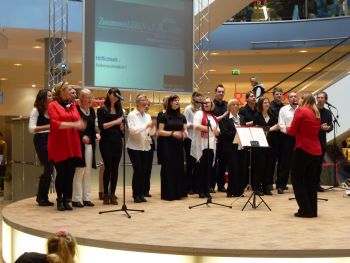 singende junge Frauen und Männen