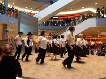 in Westerntracht tanzende Gruppe
