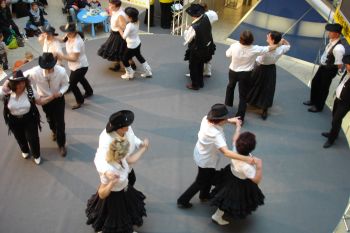 schwarz-weiß gekleidete Paare beim Square dance