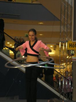 Mädchen mit Hula-Hoop Reifen