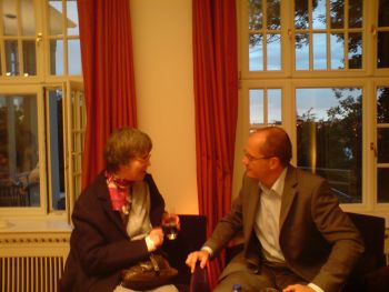 Pastorin Dang im Gespräch mit Hr. Otto